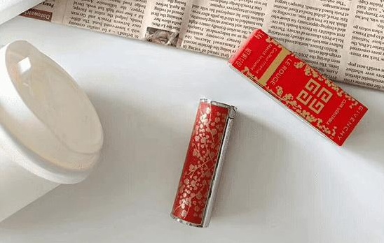 纪梵希小羊皮305是什么颜色 冬季一颗大草莓